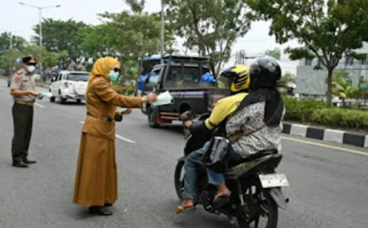 Pemko Padang menyalurkan bantuan berupa 11.000 masker kepada warga Kota Padang