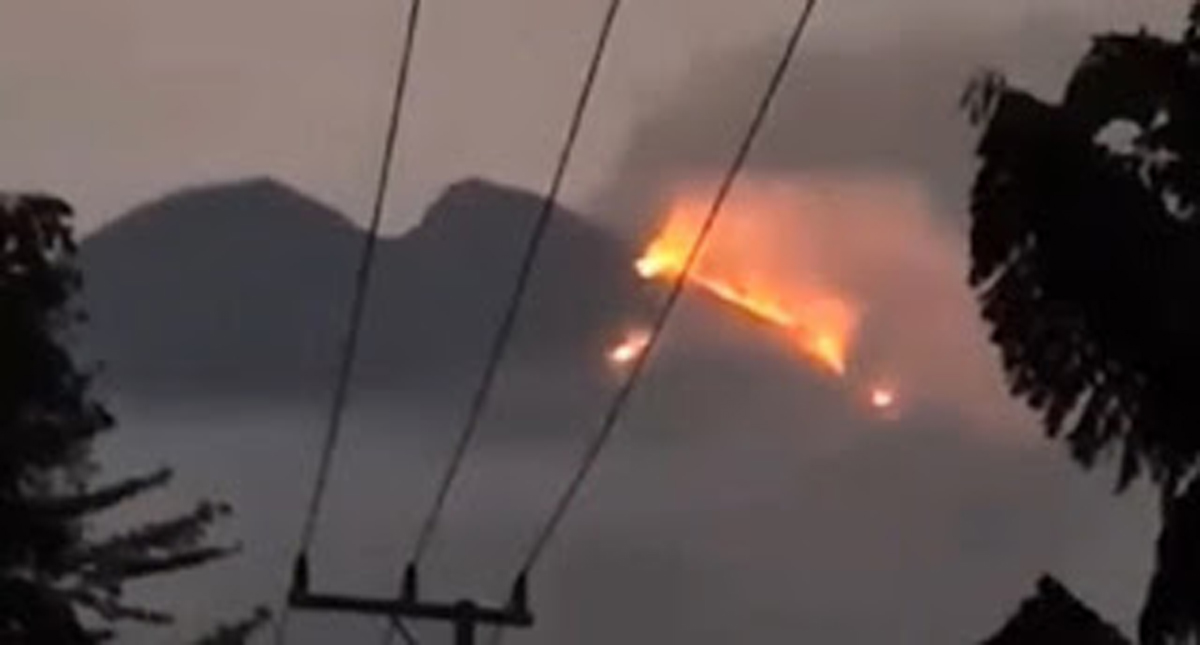 Bara api mirip lava pijar menyelimuti puncak Gunung Gomkonora