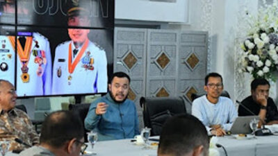 Walikota Fadly Amran memimpin rapat