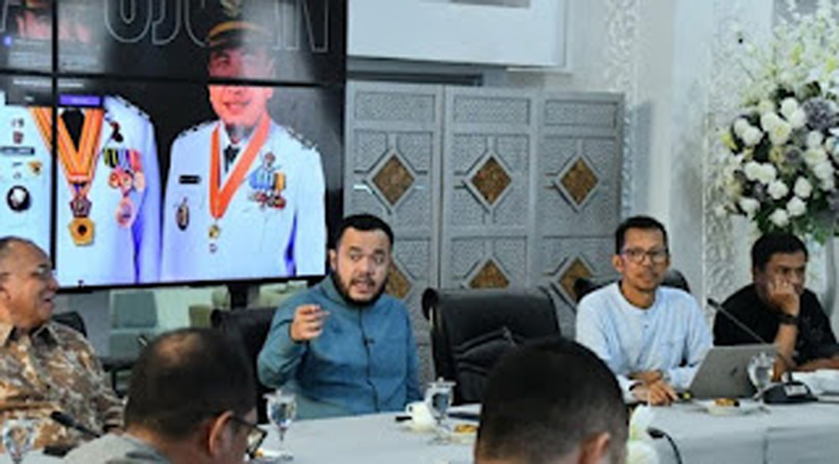 Walikota Fadly Amran memimpin rapat