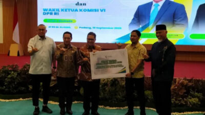 Penyerahan secara simbolis pengelolaan sumur bor di RS Dr Mjamil.