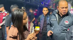 Tim gabungan pemberantasan narkoba memeriksa pengunjung