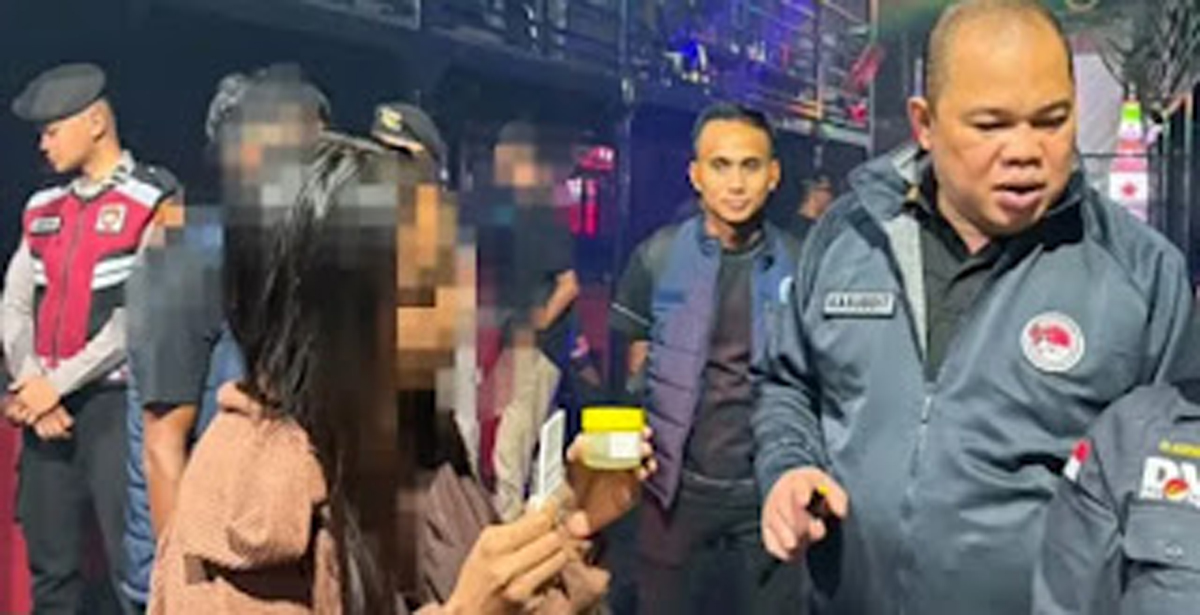 Tim gabungan pemberantasan narkoba memeriksa pengunjung