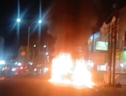 Toyota Expander Terbakar di Padang Timur