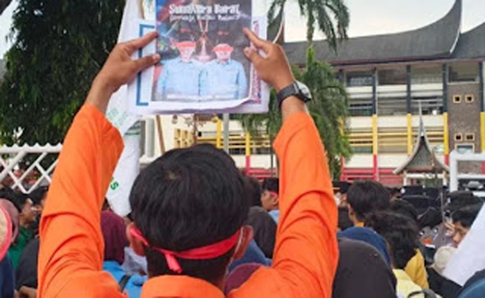 Demo Hari Tani oleh BEM SB di Kantor Gubernur Sumatera Barat.