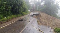Jalan Sungai Tuleh mengalami amblas.