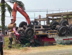 Truk Tangki Solar Terguling di Pessel, Satu Penumpang Luka