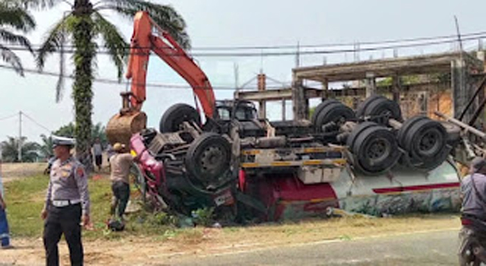 Kondisi truk tangki usai kecelakaan di Kelok Awas, Indrapura Pessel.