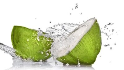 Konon air kelapa bagus untuk melancarkan haid.