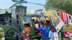 Warga mencoba naik helikopter milik TNI AD pada acara TNI Fair 2026 yang digelar di Monumen Nasional (Monas), Jakarta, Minggu (20/9/2026).