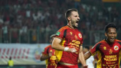 Pemain bertahan Semen Padang FC, Igor Cukovic berselebrasi