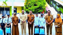 Penyaluran seragam gratis secara simbolis