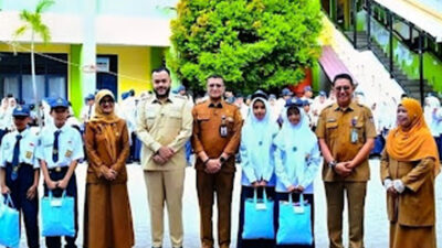 Penyaluran seragam gratis secara simbolis