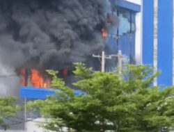 Kebakaran Pabrik, Tiga Pekerja Jatuh dari Lantai 6