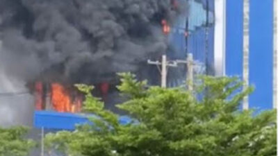 Kebakaran melanda Gedung Biding PT Evyap Sabun Indonesia.