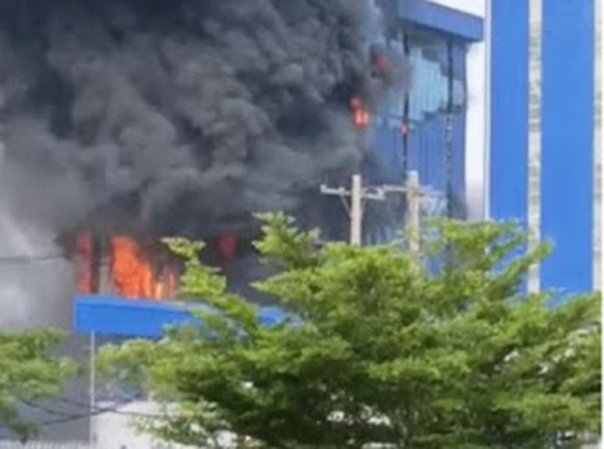 Kebakaran melanda Gedung Biding PT Evyap Sabun Indonesia.