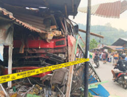 Truk Kontainer Seruduk Warung dan Rumah Warga