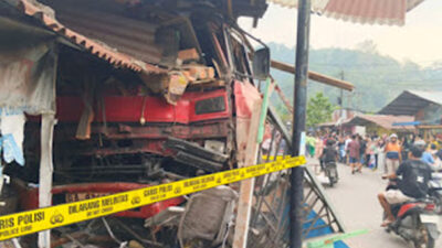 Truk Kontainer Seruduk Warung di Bypass Pampangan