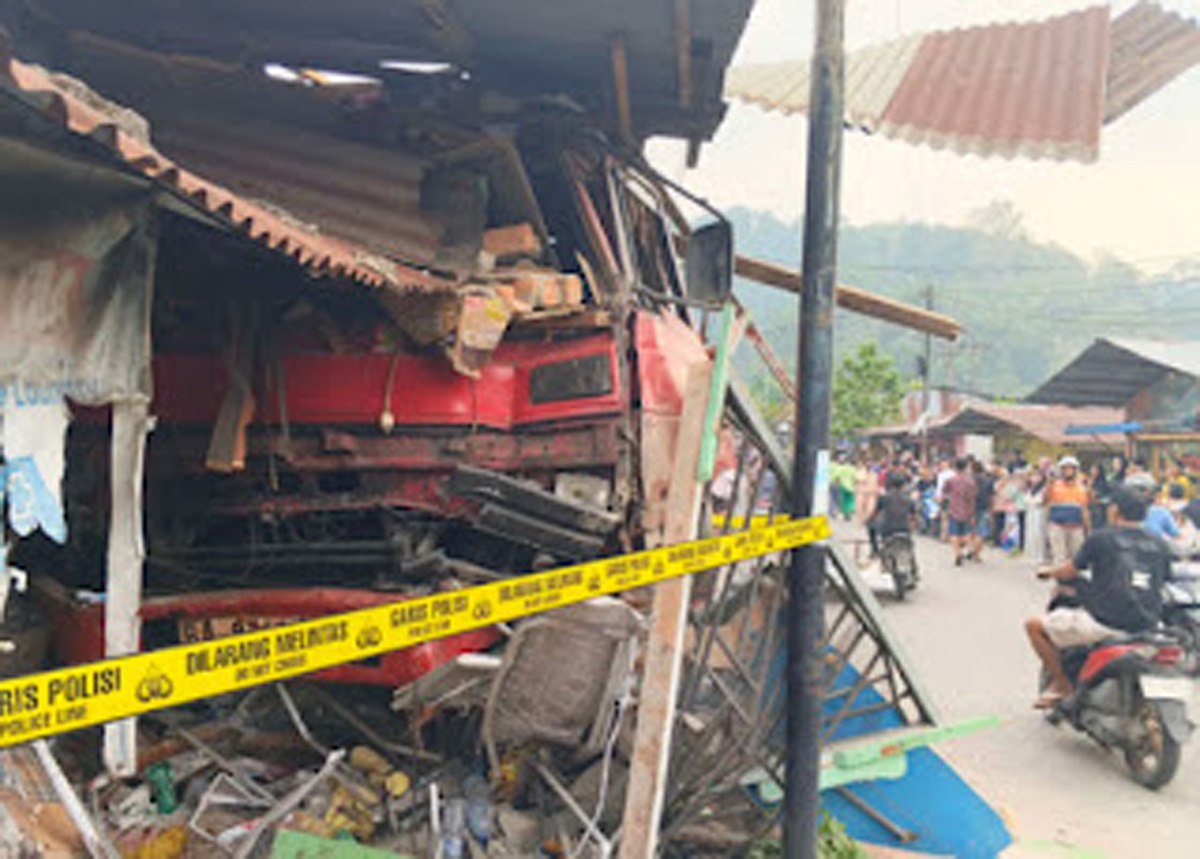 Truk Kontainer Seruduk Warung di Bypass Pampangan