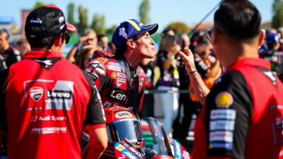 Cara Marc Marquez memenangi MotoGP San Marino 2026 bikin Carlo Pernat berdecak kagum.