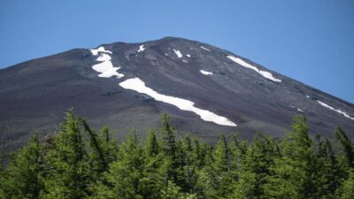 Jepang berencana menaikkan tarif pendakian Gunung Fuji di luar musim pendakian tahun depan.