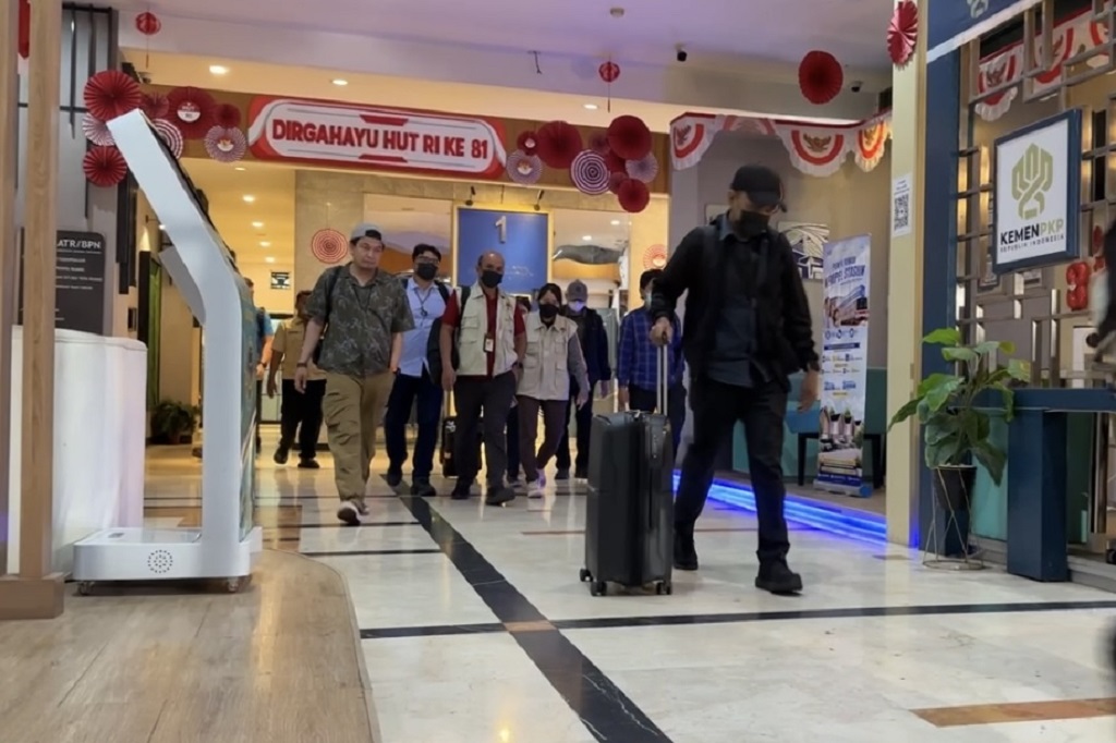 Tim penyidik KPK membawa tiga koper usai menggeledah Kantor Kementerian ATR/BPN, Jakarta, Kamis (17/9/2026).