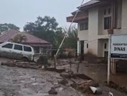Banjir Arosuka Seret Kendaraan, Warga Dievakuasi