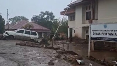 Batu, Kayu hingga Lumpur Tutupi Jalan Akibat Banjir Bandang Arosuka.