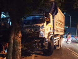 Truk Masuk Jalur Lawan, Dua Remaja Selamat