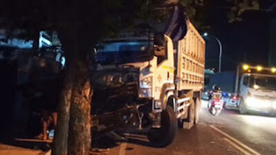 Truk Masuk Jalur Lawan, Dua Remaja Selamat