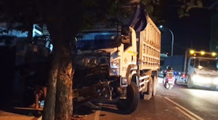 Truk kecelakaan di Jalan Pantura Panglima Sudirman, Kabupaten Tuban, Jawa Timur.