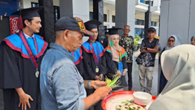 Empat Wisudawan Asal Aceh Disambut Tradisi Peusijuek di ISI Padangpanjang.