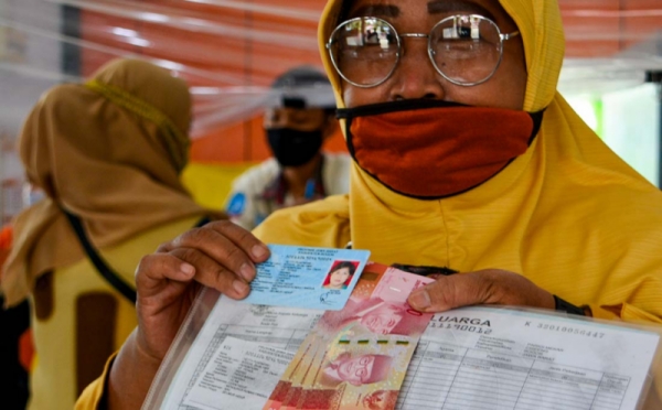 Pemerintah menyiapkan penyaluran bantuan sosial (bansos) dalam bentuk transfer tunai dengan nilai yang diperkirakan mencapai Rp5,4 juta per keluarga.
