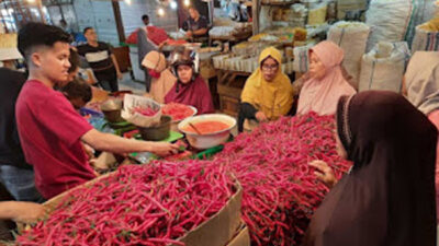 Harga sejumlah jenis cabai di Pasar Raya Kota Padang.