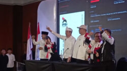Jokowi menunjukkan KTA PSI saat menghadiri Rakorda PSI Kota Bandung dan mengungkap telah menjadi kader sejak 14 Oktober 2025.