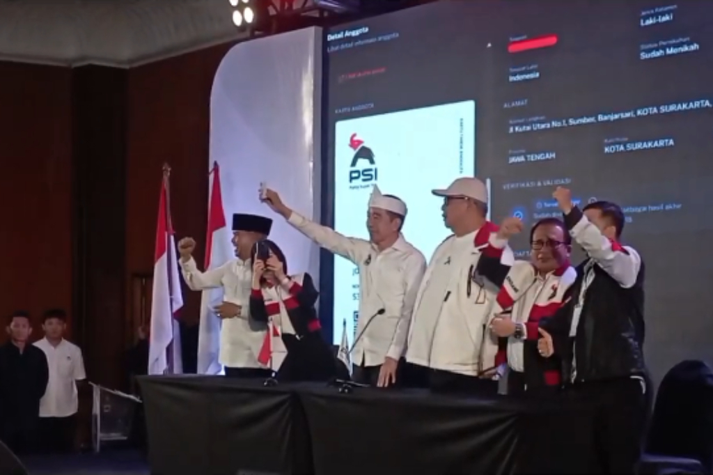 Jokowi menunjukkan KTA PSI saat menghadiri Rakorda PSI Kota Bandung dan mengungkap telah menjadi kader sejak 14 Oktober 2025.