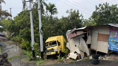 TKP kecelakaan yang melibatkan truk box dan truk Hino