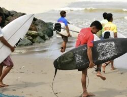 67 Peselancar Buka Bisnis Baru di Pantai Tiram Padang Pariaman