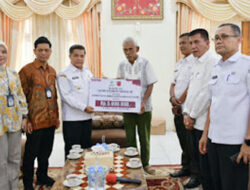 Bupati Agam Serahkan Santunan kepada Korban Bencana