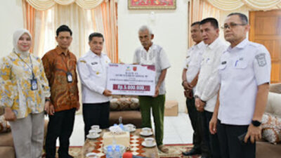 Bupati Agam Salurkan Santunan Untuk 10 Korban Petir dan Longsor
