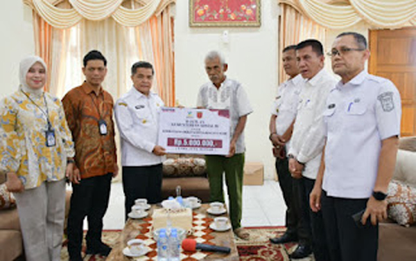 Bupati Agam Salurkan Santunan Untuk 10 Korban Petir dan Longsor