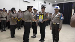 Kapolres Pelalawan AKBP Ahmad Nur Ari mencoret foto Brigpol May Elbert Shigen Telaumbanua dalam upacara pemecatan akibat kasus narkotika