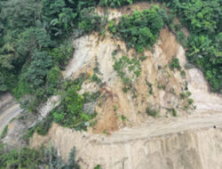 Kelok S Agam Tertutup Material Longsor