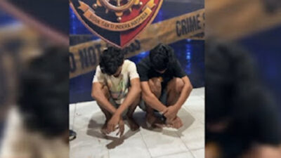 Polisi menangkap dua pria menggunakan senjata tajam.