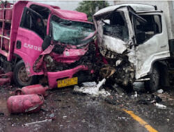Jalan Licin Diduga Picu Tabrakan Dua Truk di Kubu Raya