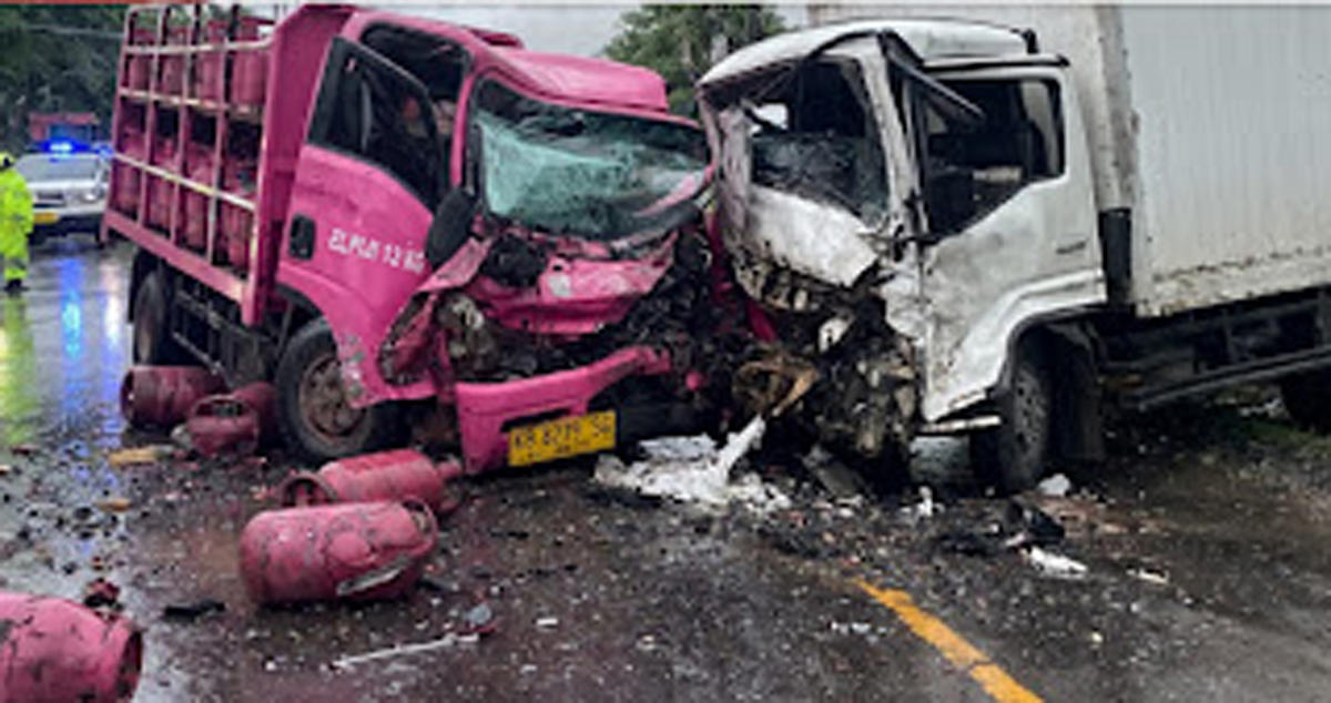 Kecelakaan dua truk di Jalan Transkalimantan Kilometer 71, Kalimantan Barat