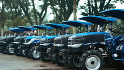 Solok Selatan Terima 8 Traktor Roda Empat