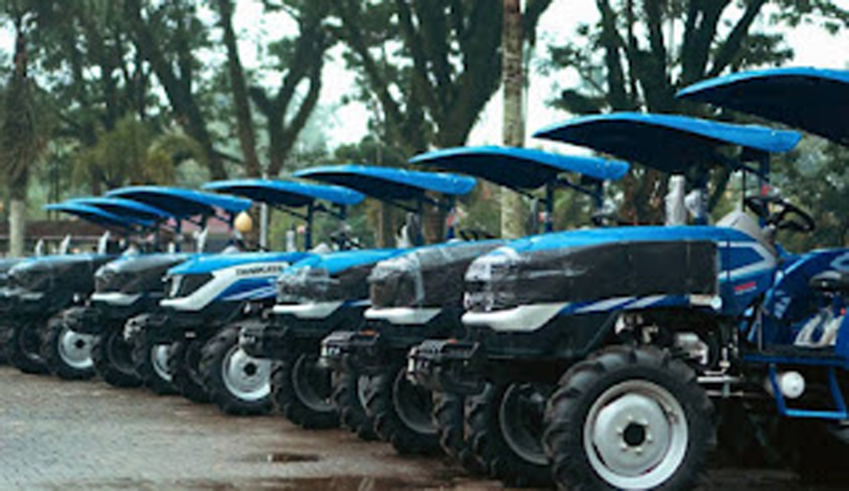 Solok Selatan Terima 8 Traktor Roda Empat
