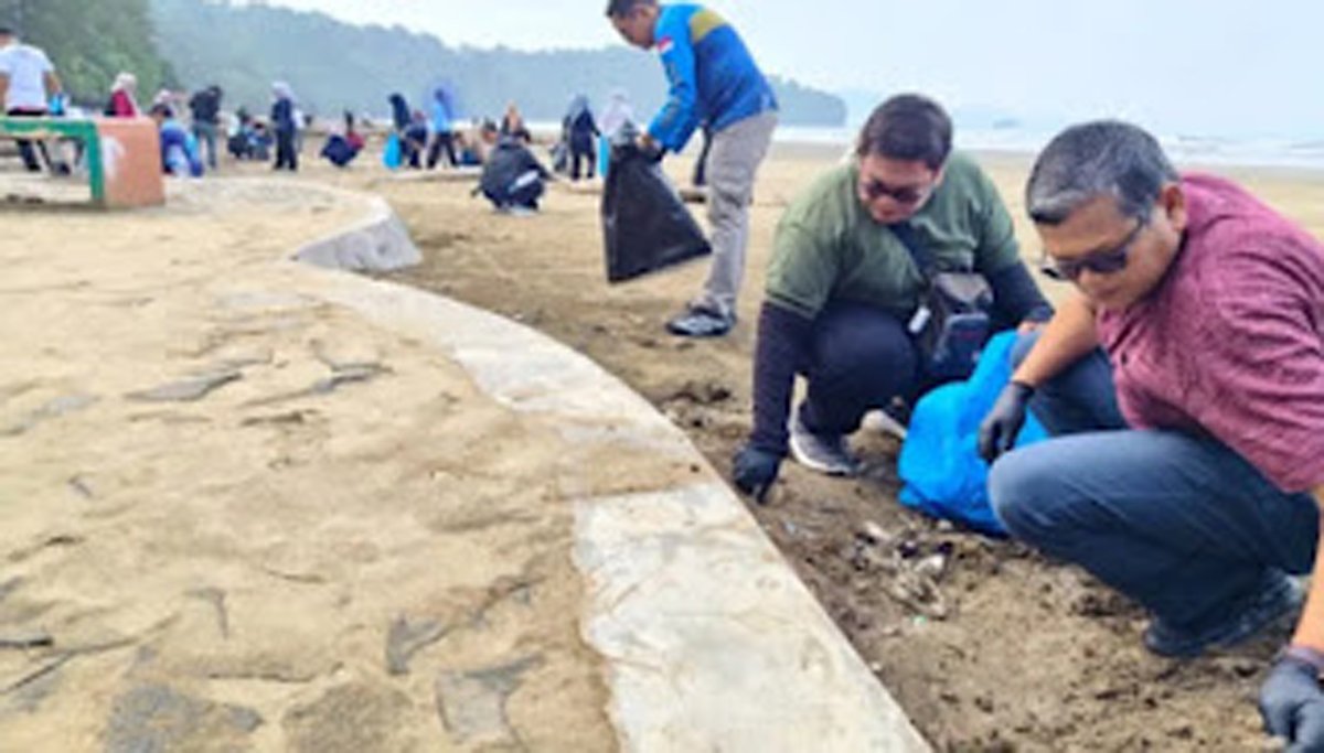Dinas Pariwisata Kota Padang gelar aksi bersih Pantai Air Manis