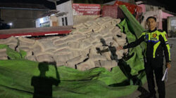Truk Bermuatan Semen Tabrak Rumah Warga di Kabupaten Solok